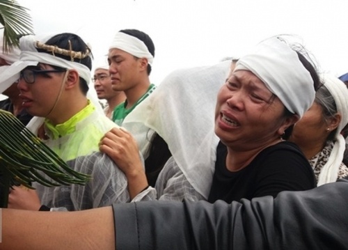 Vụ nổ ở Hà Đông: Gia đình chủ ve chai gào khóc trong đám tang
